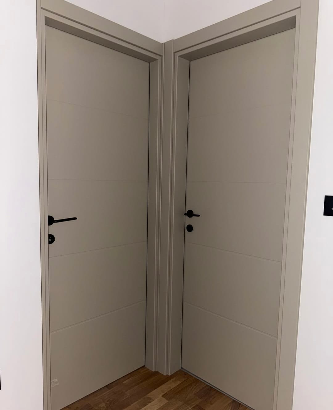 Lakirana vrata Linea
